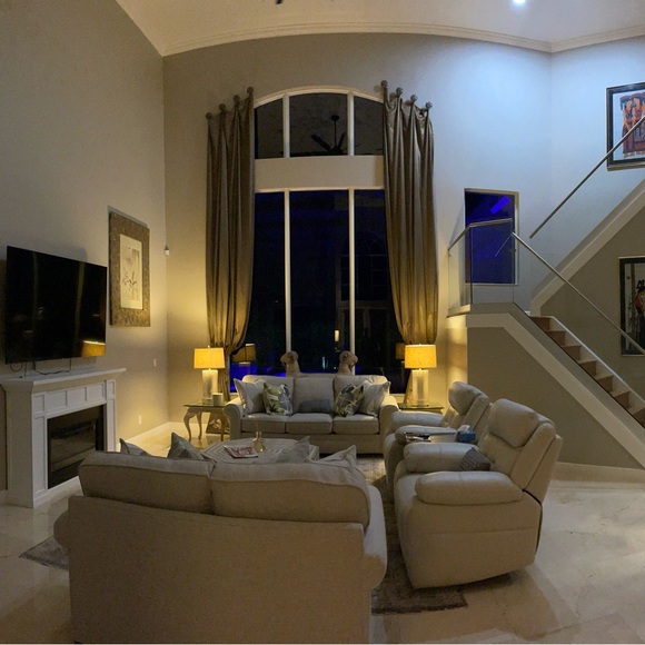 Meet your Posher, Cynthia - Picture 3 of 16